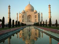 Taj Mahal riflesso nell'acqua