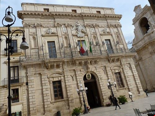 Palazzo Beneventano Siracusa damiandude - Attribution-NonCommercial (http://creativecommons.org/licenses/by-nc/2.0/) damiandude