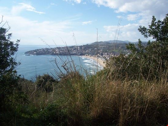 Spiaggia di Serapo Veduta della spiaggia da Monte Orlando.  