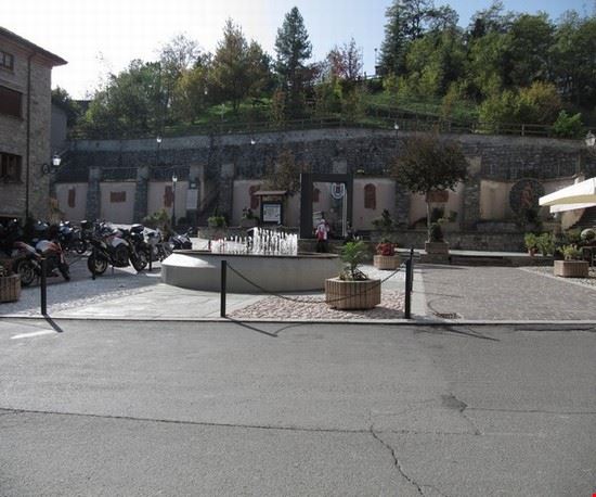  La Piazza delle Miniere di Ferriere assomiglia a Piazza Cavalieri di Vittorio Veneto di Saint Vincent ( Valle D' Aosta ) .  