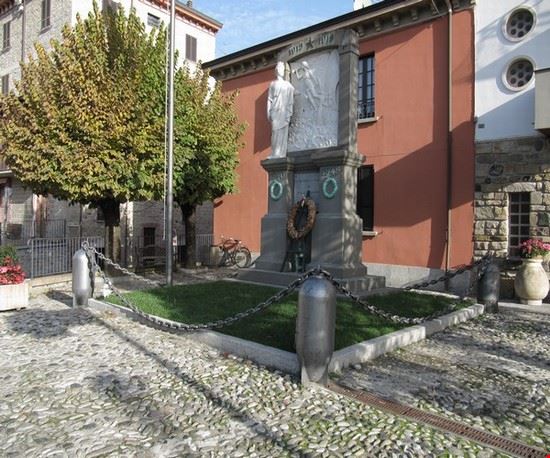  Il Monumento ai caduti si trova vicino al ponte di Ferriere .  