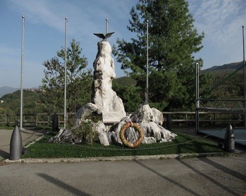  Per arrivare a questo monumento si può salire la scala che parte da Piazza delle Miniere .  