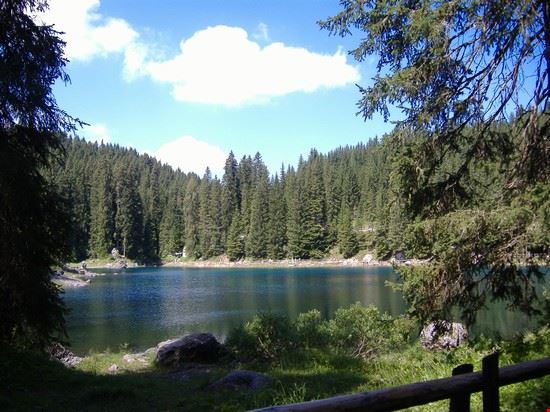  Meraviglioso lago dolomitico ai piedi del Latemar, che troneggia alle sue spalle. Il lago è immerso in un contesto incantato e offre scorci di rara bellezza.  