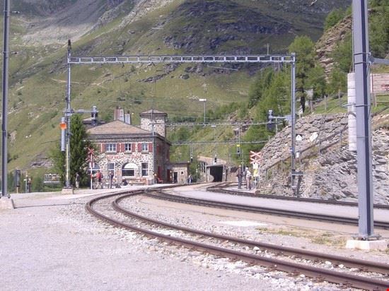  Risalendo l'Engadina verso saint Moritz col Treno Rosso si raggiunge questa stazione che rappresenta il punto più alto del tragitto. il ristorante è dedicato ai viaggiatori che possono mangiare in attesa del prossimo convoglio.  