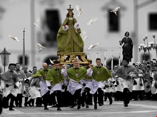 La Madonna che scappa in Piazza Sulmona http://www.madonnachescappainpiazza.it 