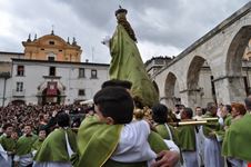 Madonna che scappa in piazza