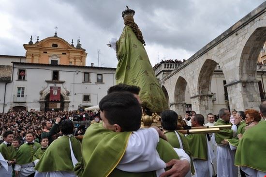 La Madonna che scappa in Piazza Sulmona www.madonnachescappainpiazza.it 
