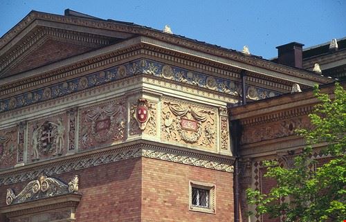 Palazzo delle Arti Mucsarnok - Old Fogey 1942 - Old Fogey 1942 - Attribution-ShareAlike License (http://creativecommons.org/licenses/by-sa/2.0/)