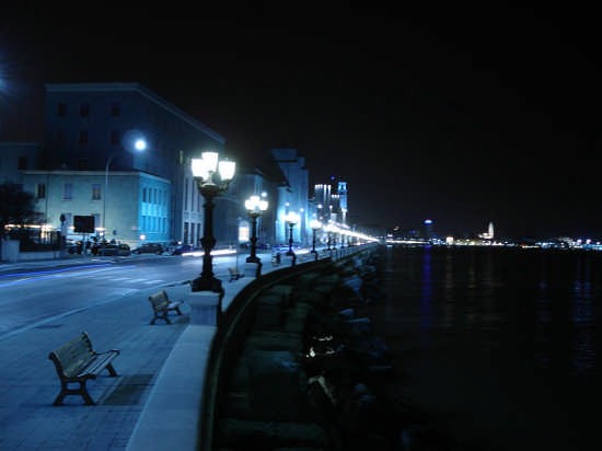 Bari lungomare notturno