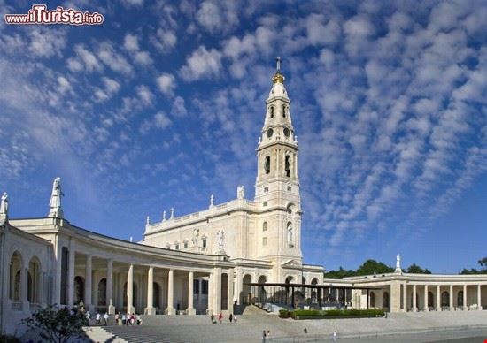 Santuario di Fatima La basilica e il colonnato.  