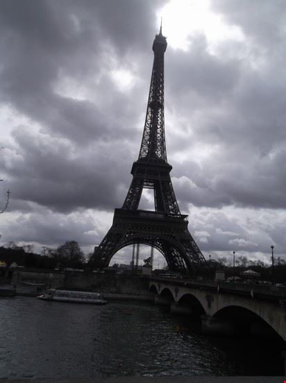 Torre Eiffel Aprile 2013 cielo plumbeo pioggia e freddo  