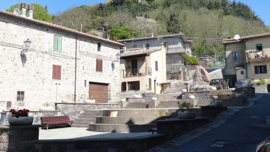 Radicofani Piazza che si trova all'ingresso principale del paese realizzata successivamente alla fondazione del paese. Vista la sua posizione come arrivate al paese da una bellissima impressione  