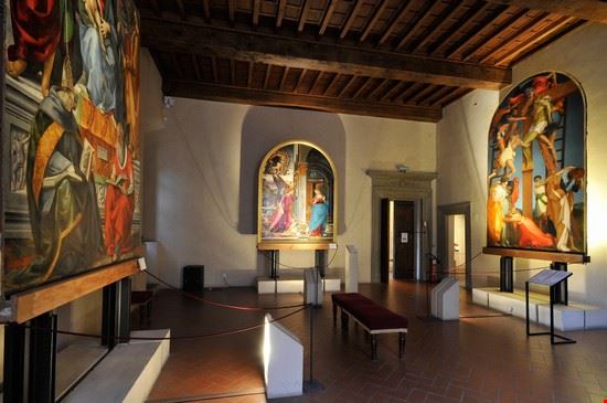 Pinacoteca e Museo Civico - Tra le opere più significative segnaliamo, oltre la celebre e grandiosa tavola della Deposizione del Rosso Fiorentino, i polittici di Taddeo di Bartolo, di Alvaro Pirez e di Cenni di Francesco, la Pietà di Francesco Neri da Volterra, una predella con storie della Vergine di Benvenuto di Giovanni, due sculture lignee di Francesco di Valdambrino, la pala del Cristo in Gloria di Domenico Ghirlandaio, la Sacra Conversazione e l’Annunciazione di Luca Signorelli da Cortona, un cospicuo materiale di sculture e ceramiche medievali, un ricco medagliere (interessante la collezione medicea) nonché una raccolta numismatica di notevole interesse.