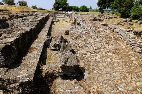 Acropoli Etrusca - Gli scavi dell’Acropoli hanno portato alla luce un quartiere dedicato alle attività religiose: a partire dal VI sec. a.C., in questa zona sono sorti edifici di culto ed ambienti di servizio ad essi collegati, come magazzini e alloggi dei religiosi.

La fase edilizia più complessa è quella di età ellenistica (III-II sec. a. C.), alla quale risalgono due edifici di culto, denominati convenzionalmente tempio A e tempio B, e altri edifici di servizio tra i quali delle cisterne di raccolta dell’acqua piovana.