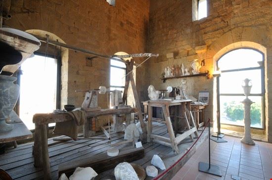 Ecomuseo dell'alabastro - L’Ecomuseo dell’Alabastro è un museo ambientale che dalla cava della pietra porta al centro della produzione e  commercializzazione, Volterra, appunto, città con una tradizione antichissima proprio in questo settore.

Il centro di documentazione allestito nella medievale casa-torre Minucci è un particolarissimo “museo di Archeologia Commerciale” che dagli Etruschi porta all’attualità, con tutte le sue problematiche specifiche: dal reperimento della pietra, alla qualità della stessa, agli stili e i modelli impiegati dagli scultori, ai mercati e ai viaggiatori che specie nell’Ottocento diffusero la conoscenza dell’alabastro nel mondo, producendo, di riflesso anche un grande beneficio economico alla città e al suo hinterland.