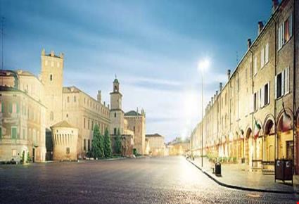 la piazza dei Martirim con Castello