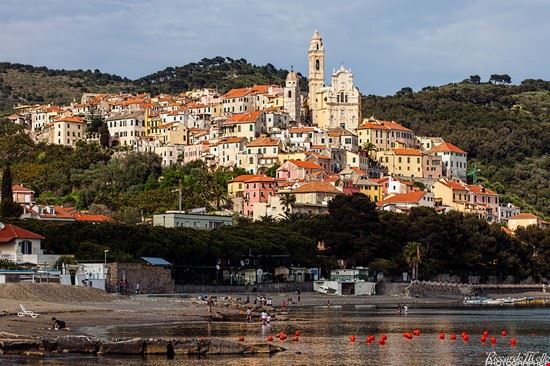  Vista di Cervo da San Bartolomeo al Mare.  