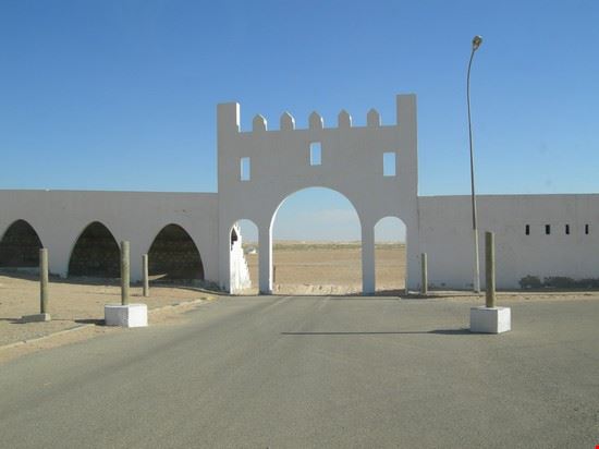  Oltre la porta lo sconfinato deserto del Sahara.
Un'emozione unica.  