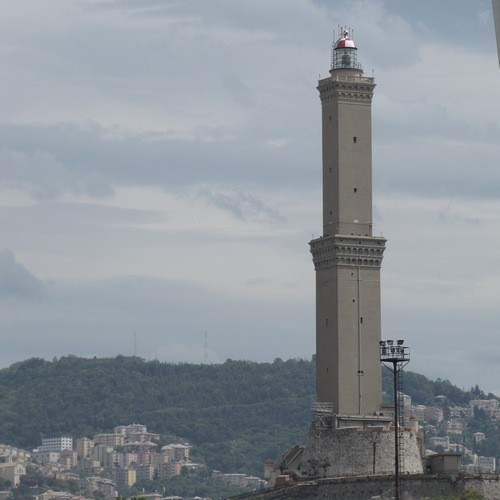 Lanterna vista dal mare .