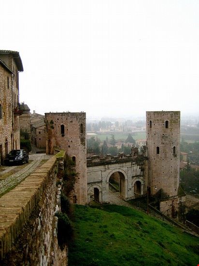 Torri di Properzio - Torri di Properzio e Porta Venere - ©alexbarrow - ©alexbarrow - CC BY 2.0