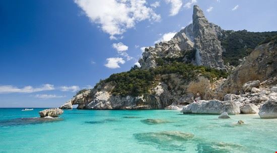  Cala Goloritze. Raggiungibile da Arbatax in barca, gommone, cayak.
Percorso Trekking dal Pianoro di Golgo.  