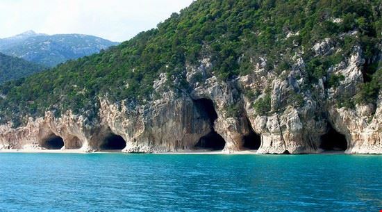  Cala Luna.
Raggiungile in barca, gommone o cayak dalla marina di Arbatax; oppure col persorso trekking dal pianoro di Golgo.  