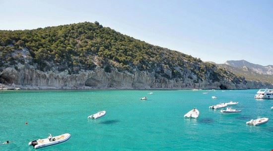  Cala Luna.
Raggiungile in barca, gommone o cayak dalla marina di Arbatax; oppure col persorso trekking dal pianoro di Golgo.  