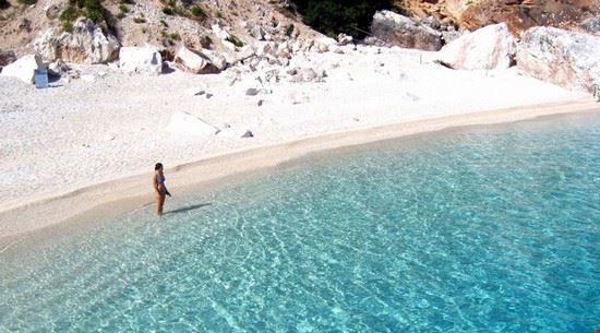  Cala Mariolu.
Raggiungile in barca, gommone o cayak dalla marina di Arbatax; oppure col persorso trekking dal pianoro di Golgo.  