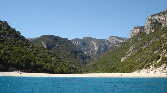  Cala Sisine.
Raggiungile in barca, gommone o cayak dalla marina di Arbatax; oppure col persorso trekking dal pianoro di Golgo.
Nascosto nella vegetazione troverete un ristorante-bar, ottimo per una semplice sosta oppure per pranzo e cena.
Consigliatissima la sosta notturna.  
