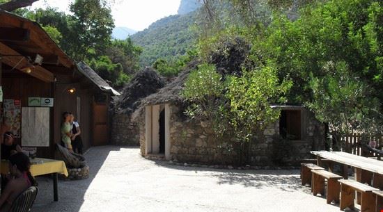  Ristoro Cala Sisine.
Raggiungile in barca, gommone o cayak dalla marina di Arbatax; oppure col persorso trekking dal pianoro di Golgo.
Nascosto nella vegetazione troverete un ristorante-bar, ottimo per una semplice sosta oppure per pranzo e cena.
Consigliatissima la sosta notturna.  