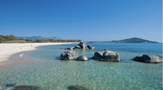  Il Lido di Orri si caratterizza due tre spiagge grandi e altre calette piu piccole, sabbia finissima, e acqua molto bassa.
La spiaggia pricipale e' servita da un ampio parcheggio, ristoranti e bar.  
