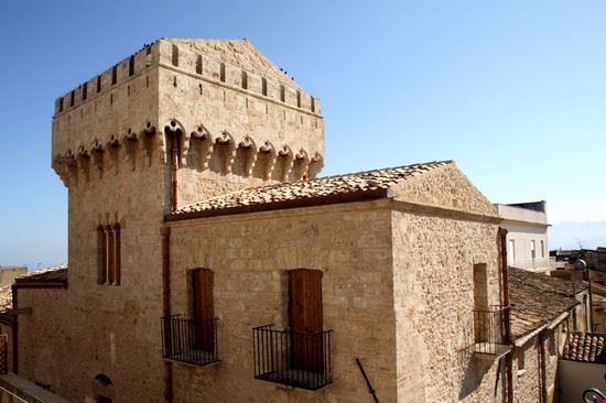  Centro storico  
la Casa De Ballis, la torre cinquecentesca,  