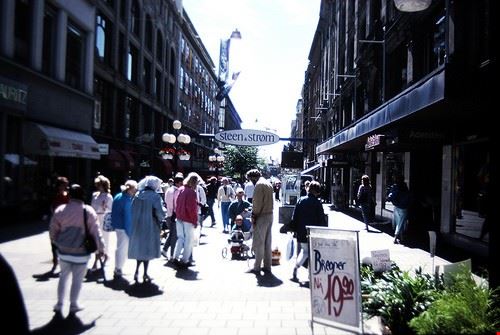 Karl Johans Gate Oslo Arthur Chapman - Attribution-NonCommercial-ShareAlike (http://creativecommons.org/licenses/by-nc-sa/2.0/) Arthur Chapman