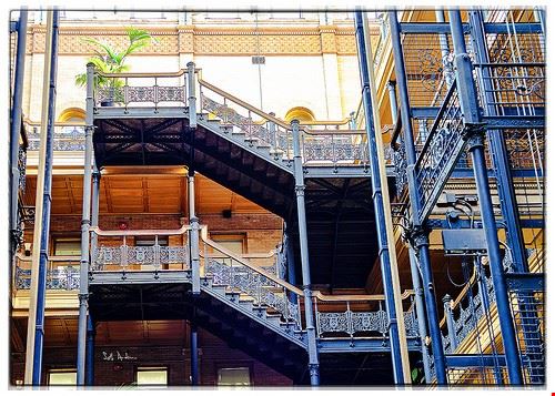 Bradbury Building Los Angeles swanksalot - Attribution-ShareAlike License (http://creativecommons.org/licenses/by-sa/2.0/) swanksalot