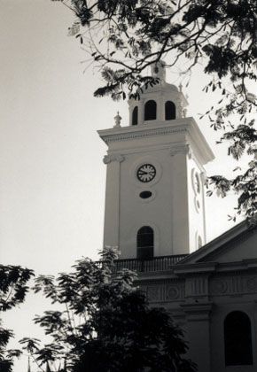 Torre con orologio