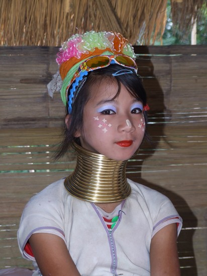 giovane donna giraffa chiang rai