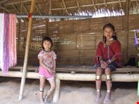 giovani donne giraffa chiang rai