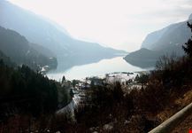 passeggiare in riva al lago