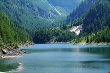  passeggiare in riva al lago