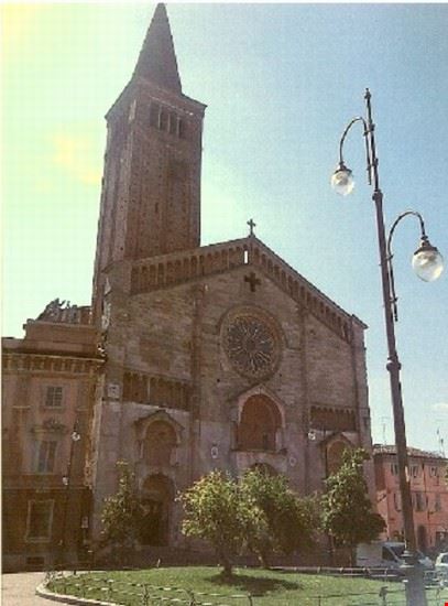 Il Duomo Duomo ripreso dai portici della piazza  