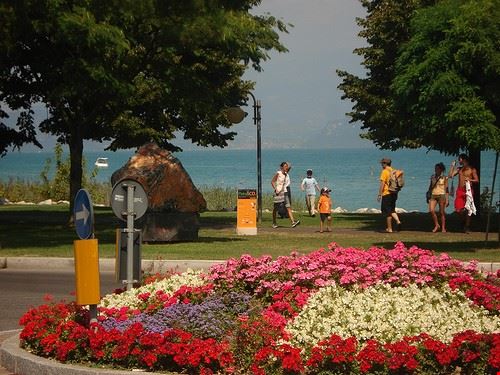 Centro storico Sirmione nrares - Attribution-NonCommercial (http://creativecommons.org/licenses/by-nc/2.0/) nrares
