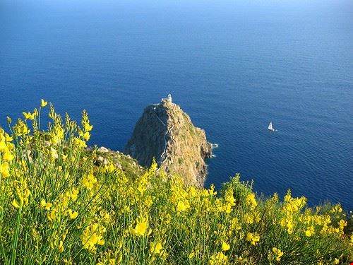 Punta della Guardia Isola di Ponza silvione - Attribution-NonCommercial-ShareAlike (http://creativecommons.org/licenses/by-nc-sa/2.0/) silvione