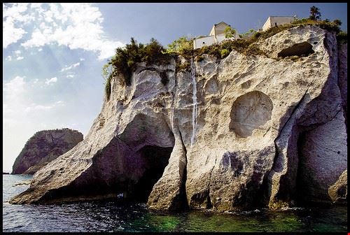 Grotte di Pilato Isola di Ponza Luana Spagnoli - Attribution-NonCommercial-NoDerivs (http://creativecommons.org/licenses/by-nc-nd/2.0/) Luana Spagnoli