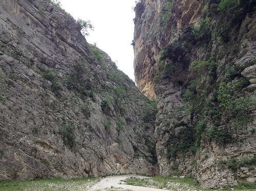 Lo sai che anche l'Abruzzo ha il suo Grand Canyon? Ecco quali sono le gole abruzzesi dove fare un viaggio tra natura e fede