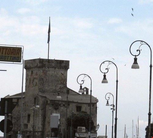  Castello sul lungomare Vittorio Veneto .  