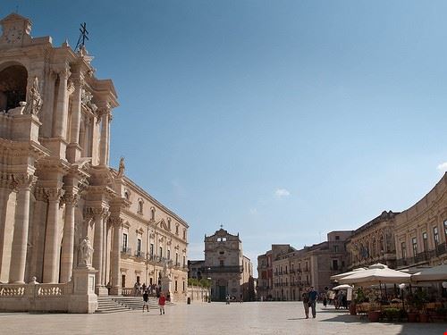 Square Duomo Siracusa micurs - Attribution-ShareAlike License (http://creativecommons.org/licenses/by-sa/2.0/) micurs