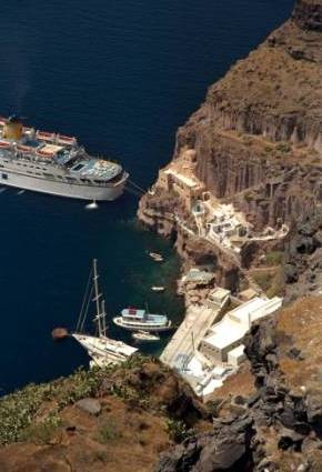 porto di amoudi a santorini