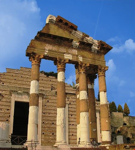 Tempio Capitolino - giovanni_novara - giovanni_novara - Attribution-NonCommercial-ShareAlike (http://creativecommons.org/licenses/by-nc-sa/2.0/)