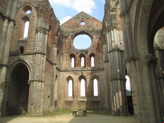  Se siete nelle zone di Siena, consiglio assolutamente di visitare questa Abbazia. La caratteristica principale dell'abbazia è che è molto imponente ed è senza tetto, tutto ciò la rende molto particolare se non unica. Ricorda vagamente le chiese abbandonate che si possono trovare in Gran Bretagna e Irlanda, inserita però nel contesto naturalistico e paesaggistico toscano. Assolutamente da visitare!!!!! 

  