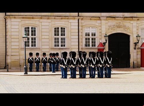 Cambio della guardia al Palazzo Reale Copenaghen Marionzetta - Attribution-NonCommercial-ShareAlike (http://creativecommons.org/licenses/by-nc-sa/2.0/) Marionzetta